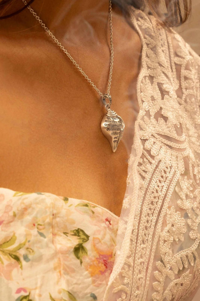 SB Shri Krishna Shankha Pendant with Chain